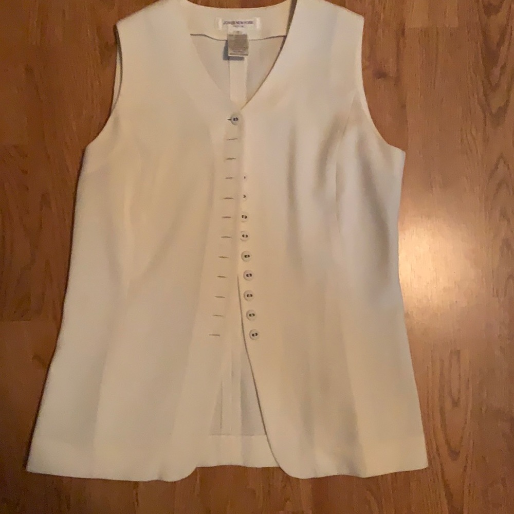 Cream sleeveless JNY button down vest/blouse